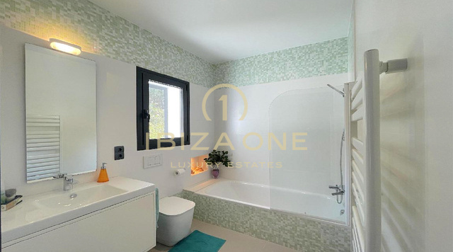 Belle villa avec permis de location entre Santa Eulalia et la ville d'Ibiza à vendre