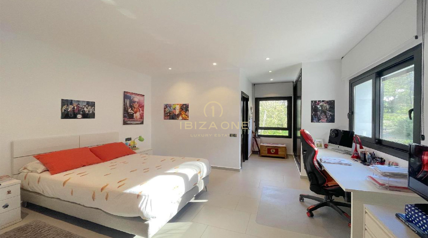 Prachtige villa met verhuurvergunning tussen Santa Eulalia en Ibiza-stad te koop
