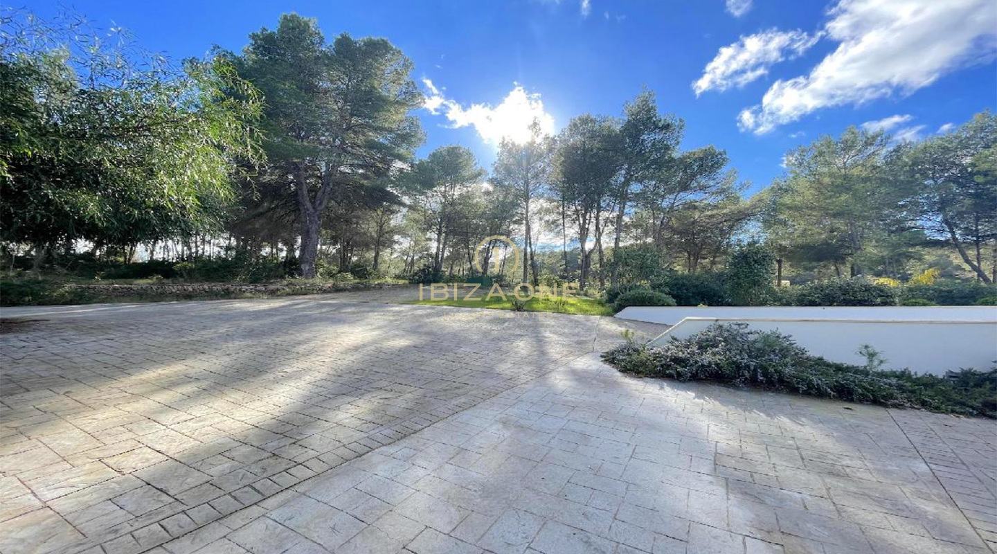 Beautiful villa with rental license between Santa Eulalia and Ibiza town for sale