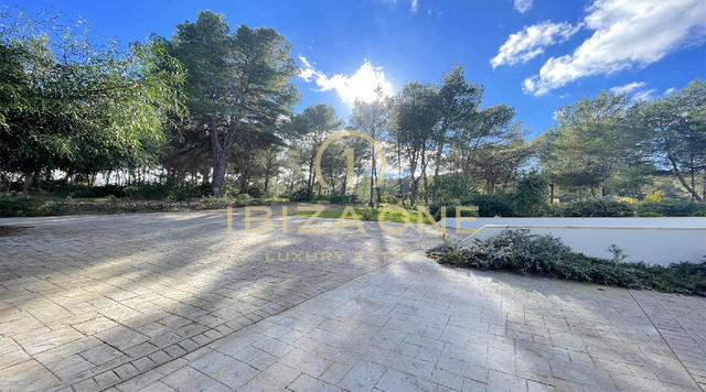 Bella villa con licenza di affitto tra Santa Eulalia e la città di Ibiza in vendita