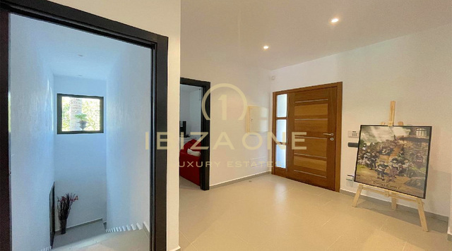 Beautiful villa with rental license between Santa Eulalia and Ibiza town for sale