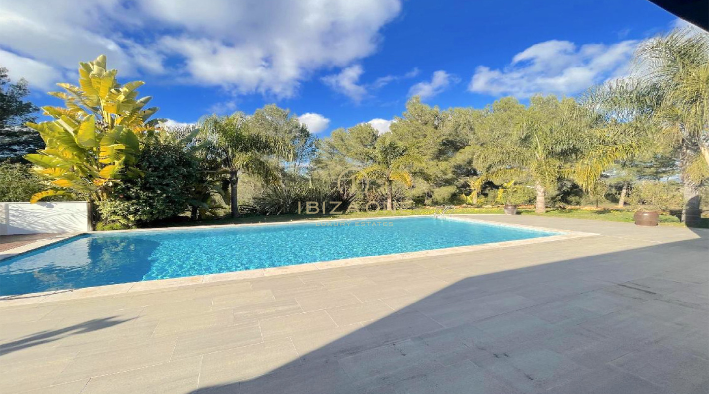 Beautiful villa with rental license between Santa Eulalia and Ibiza town for sale