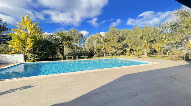 Prachtige villa met verhuurvergunning tussen Santa Eulalia en Ibiza-stad te koop