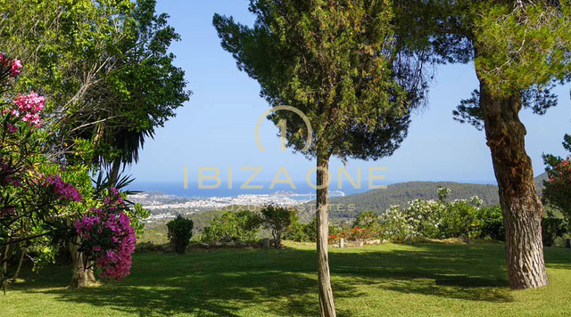 Finca con vistas al mar y al casco antiguo de Ibiza en venta