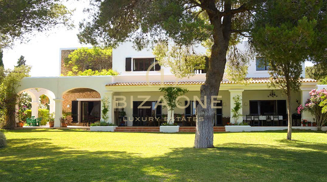 Finca con vistas al mar y al casco antiguo de Ibiza en venta