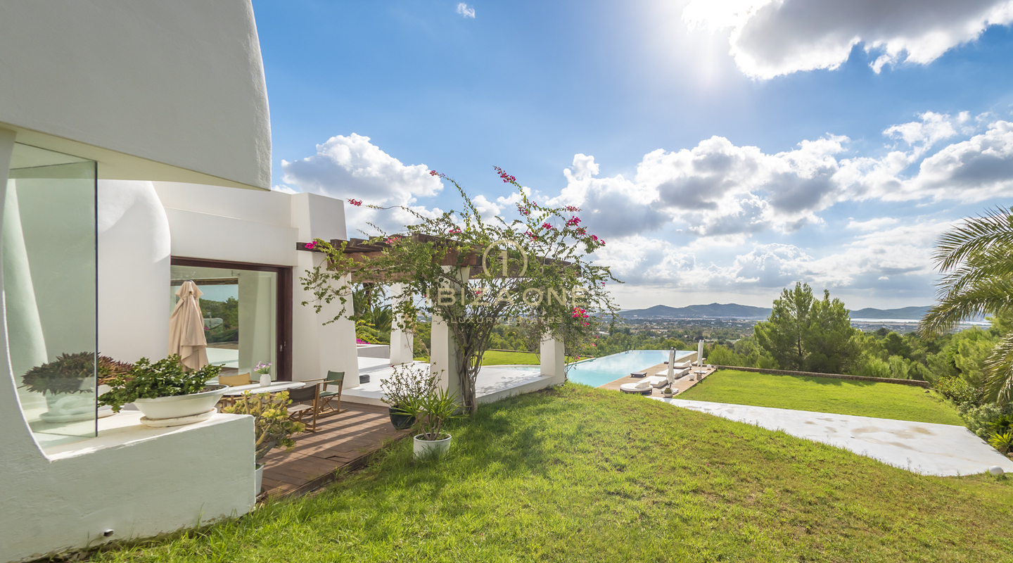 Belle villa de vacances de luxe avec vue imprenable sur la mer et la campagne d'Ibiza à louer, Ibiza