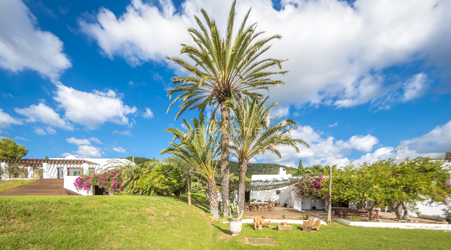Belle villa de vacances de luxe avec vue imprenable sur la mer et la campagne d'Ibiza à louer, Ibiza
