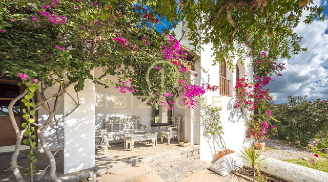 Bellissima villa di lusso per le vacanze con vista mozzafiato sul mare e sulla campagna di Ibiza in affitto, Ibiza