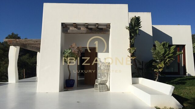 Wunderschöne Luxus-Ferienvilla mit herrlichem Blick auf das Meer und die Landschaft von Ibiza zu vermieten, Ibiza