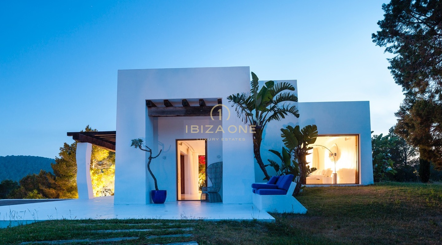 Prachtige luxe vakantievilla met schitterend uitzicht op zee en het landschap van Ibiza te huur, Ibiza