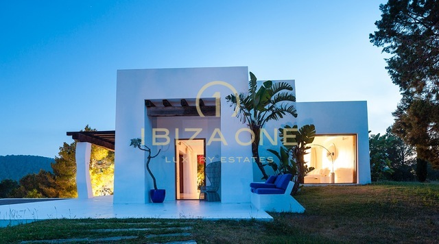 Bellissima villa di lusso per le vacanze con vista mozzafiato sul mare e sulla campagna di Ibiza in affitto, Ibiza
