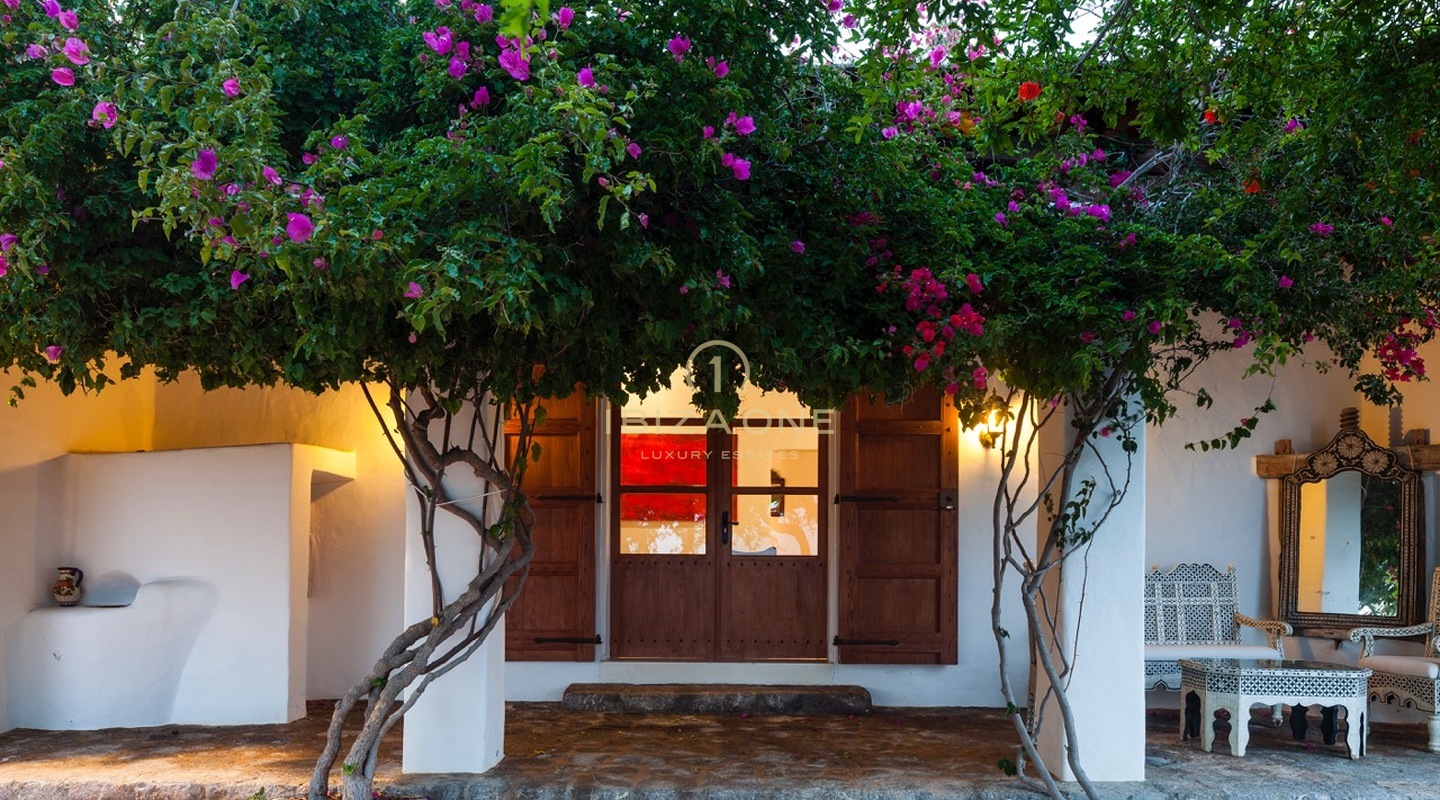 Preciosa villa de vacaciones de lujo con impresionantes vistas al mar y al campo de Ibiza en alquiler, Ibiza