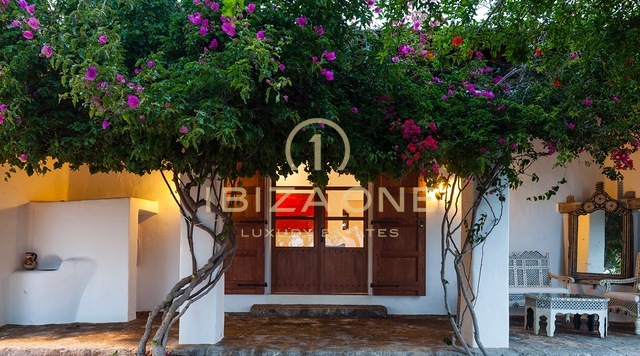 Preciosa villa de vacaciones de lujo con impresionantes vistas al mar y al campo de Ibiza en alquiler, Ibiza