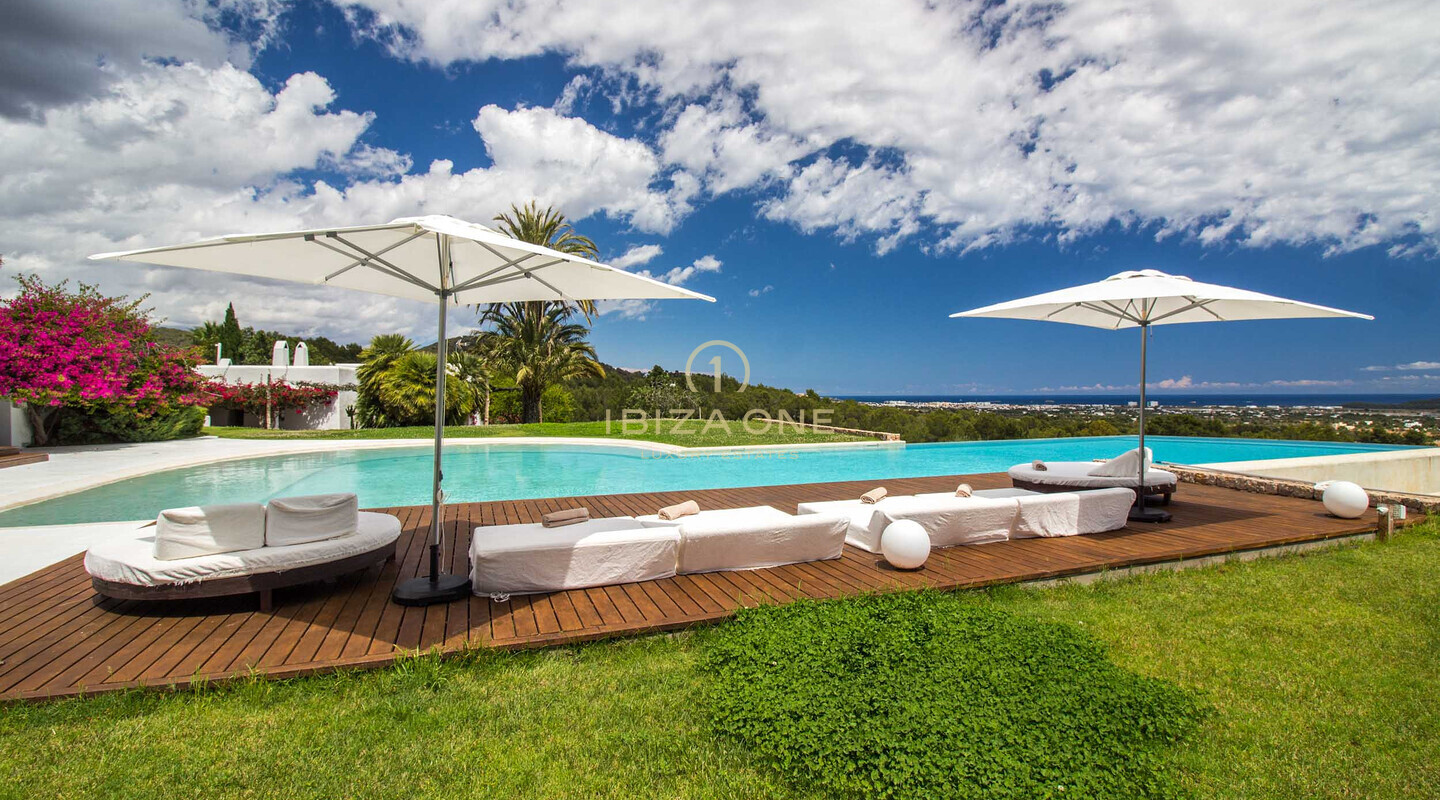Belle villa de vacances de luxe avec vue imprenable sur la mer et la campagne d'Ibiza à louer, Ibiza