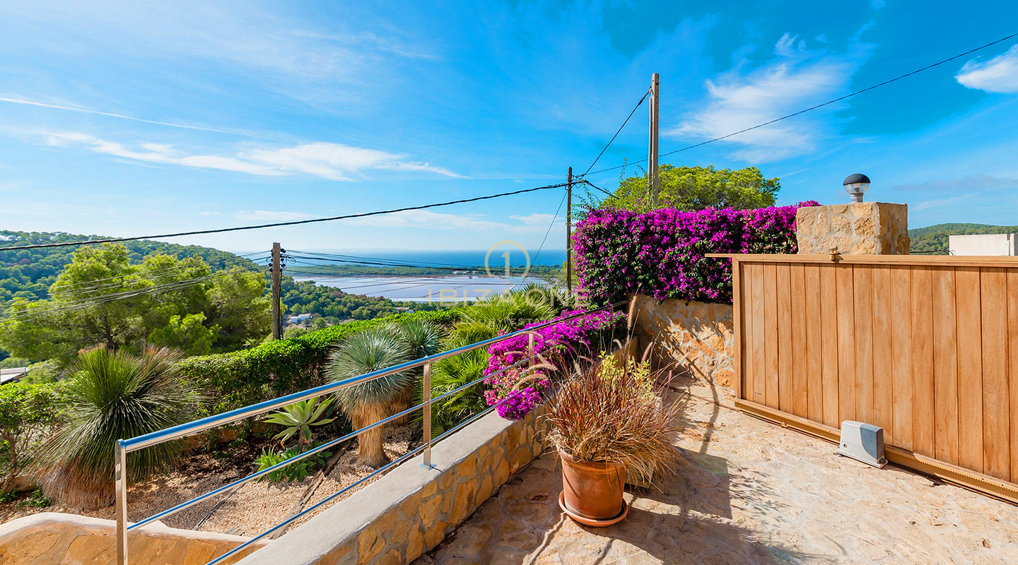 Gepflegte Villa mit Blick auf das Meer, Salinas und spektakuläre Sonnenuntergänge in Richtung Es Vedra zu verkaufen, Ibiza