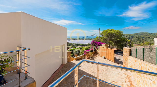 Gepflegte Villa mit Blick auf das Meer, Salinas und spektakuläre Sonnenuntergänge in Richtung Es Vedra zu verkaufen, Ibiza