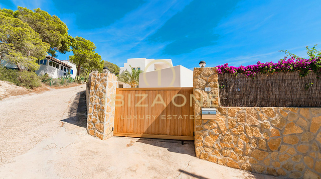 Gepflegte Villa mit Blick auf das Meer, Salinas und spektakuläre Sonnenuntergänge in Richtung Es Vedra zu verkaufen, Ibiza