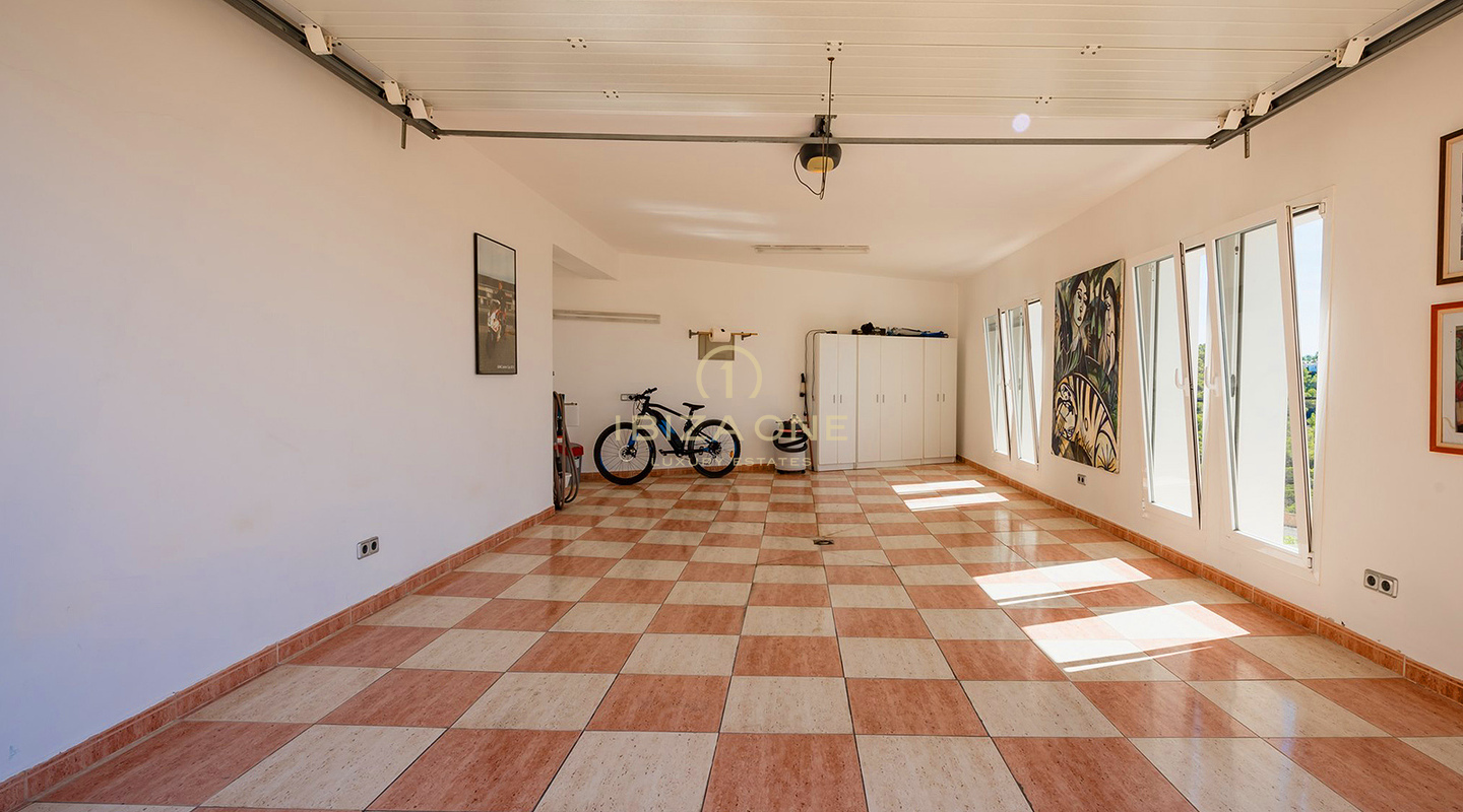 Gepflegte Villa mit Blick auf das Meer, Salinas und spektakuläre Sonnenuntergänge in Richtung Es Vedra zu verkaufen, Ibiza