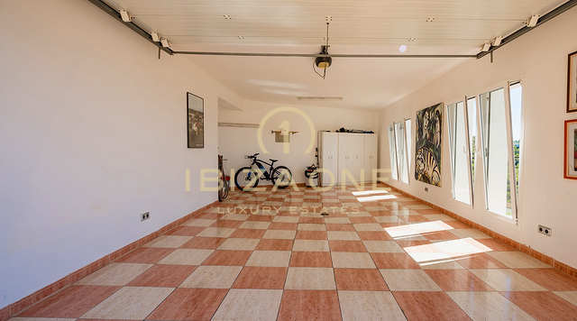 Gepflegte Villa mit Blick auf das Meer, Salinas und spektakuläre Sonnenuntergänge in Richtung Es Vedra zu verkaufen, Ibiza