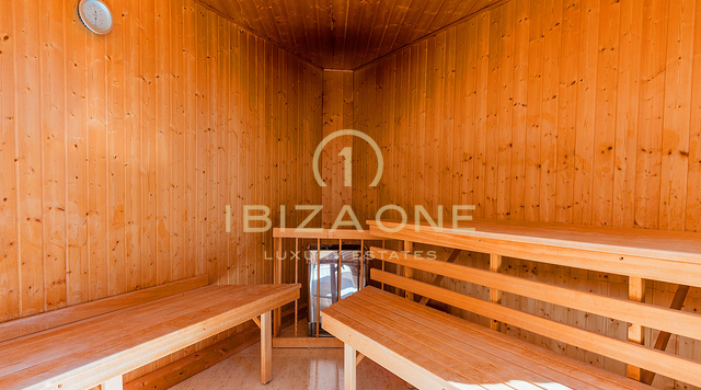 Goed onderhouden villa te koop met uitzicht op de zee, Salinas en spectaculaire zonsondergangen richting Es Vedra, Ibiza