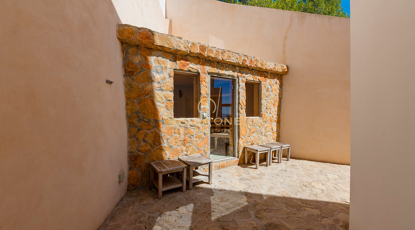 Gepflegte Villa mit Blick auf das Meer, Salinas und spektakuläre Sonnenuntergänge in Richtung Es Vedra zu verkaufen, Ibiza