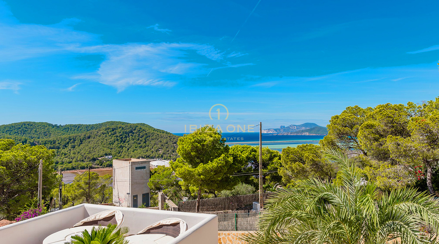 Goed onderhouden villa te koop met uitzicht op de zee, Salinas en spectaculaire zonsondergangen richting Es Vedra, Ibiza