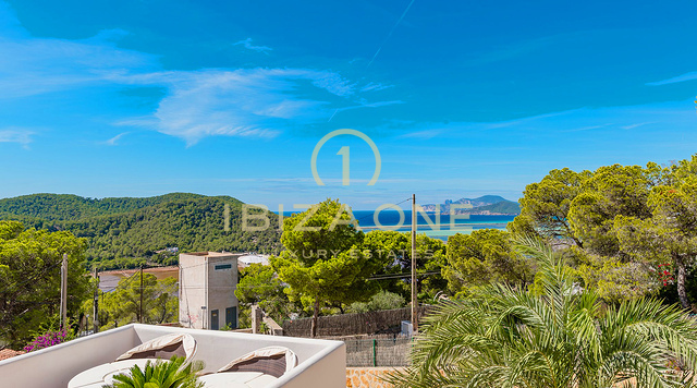 Gepflegte Villa mit Blick auf das Meer, Salinas und spektakuläre Sonnenuntergänge in Richtung Es Vedra zu verkaufen, Ibiza