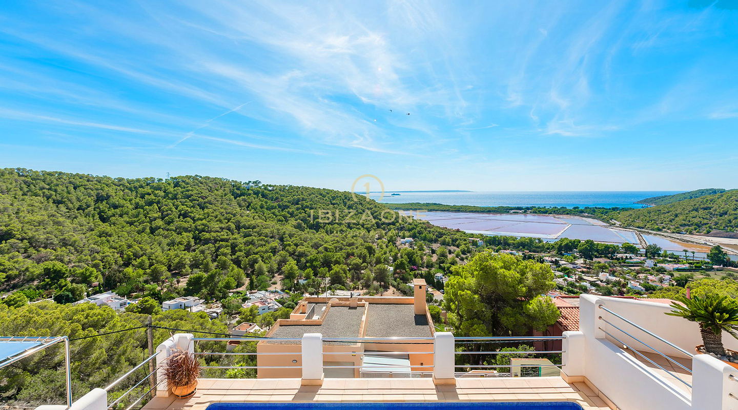 Gepflegte Villa mit Blick auf das Meer, Salinas und spektakuläre Sonnenuntergänge in Richtung Es Vedra zu verkaufen, Ibiza