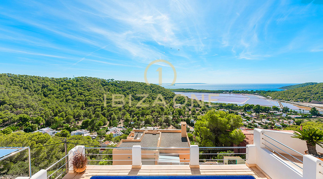 Gepflegte Villa mit Blick auf das Meer, Salinas und spektakuläre Sonnenuntergänge in Richtung Es Vedra zu verkaufen, Ibiza