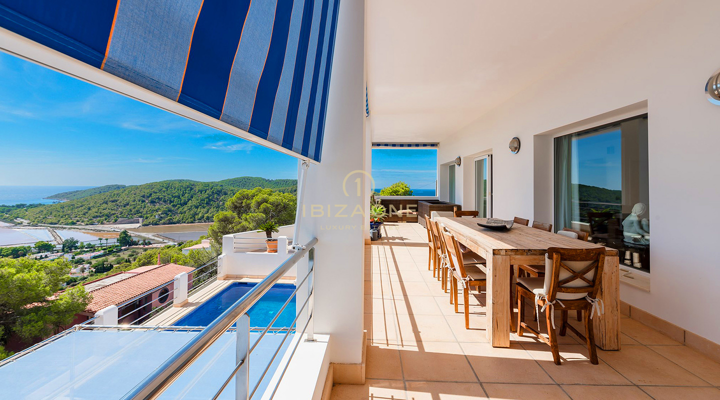Gepflegte Villa mit Blick auf das Meer, Salinas und spektakuläre Sonnenuntergänge in Richtung Es Vedra zu verkaufen, Ibiza