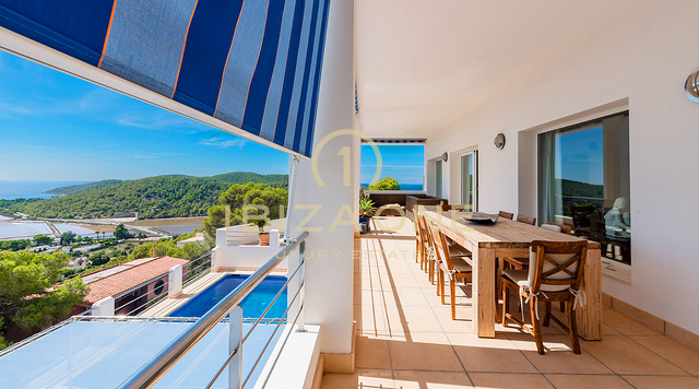 Gepflegte Villa mit Blick auf das Meer, Salinas und spektakuläre Sonnenuntergänge in Richtung Es Vedra zu verkaufen, Ibiza