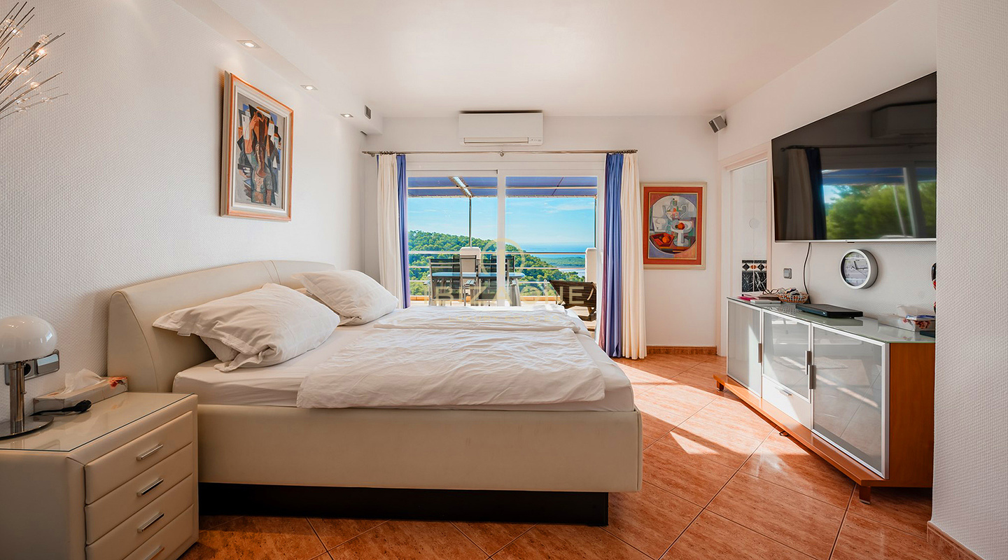 Goed onderhouden villa te koop met uitzicht op de zee, Salinas en spectaculaire zonsondergangen richting Es Vedra, Ibiza