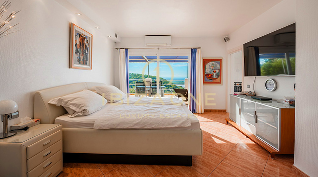 Goed onderhouden villa te koop met uitzicht op de zee, Salinas en spectaculaire zonsondergangen richting Es Vedra, Ibiza
