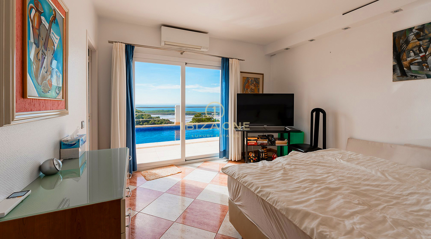 Villa bien mantenida en venta con vistas al mar, Salinas y espectaculares puestas de sol hacia Es Vedra, Ibiza
