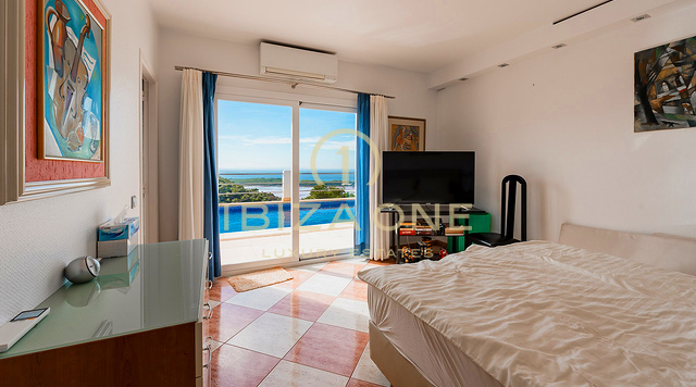 Gepflegte Villa mit Blick auf das Meer, Salinas und spektakuläre Sonnenuntergänge in Richtung Es Vedra zu verkaufen, Ibiza
