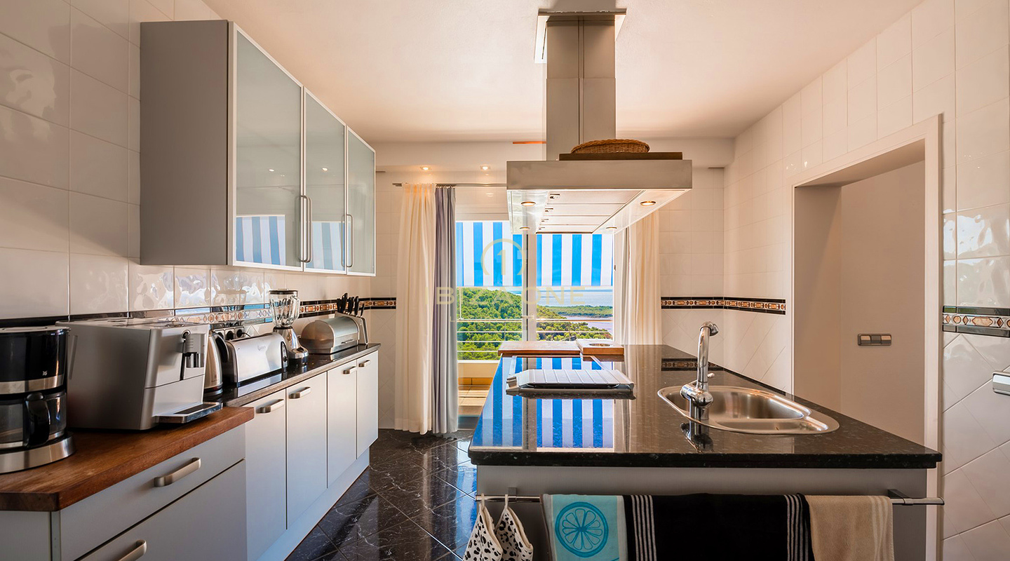 Gepflegte Villa mit Blick auf das Meer, Salinas und spektakuläre Sonnenuntergänge in Richtung Es Vedra zu verkaufen, Ibiza