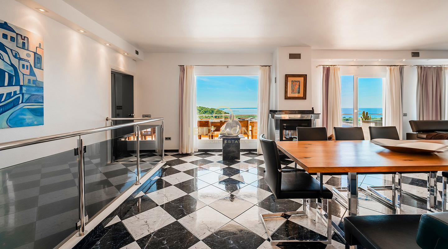 Gepflegte Villa mit Blick auf das Meer, Salinas und spektakuläre Sonnenuntergänge in Richtung Es Vedra zu verkaufen, Ibiza