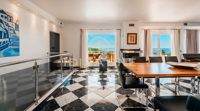 Gepflegte Villa mit Blick auf das Meer, Salinas und spektakuläre Sonnenuntergänge in Richtung Es Vedra zu verkaufen, Ibiza