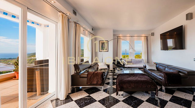 Gepflegte Villa mit Blick auf das Meer, Salinas und spektakuläre Sonnenuntergänge in Richtung Es Vedra zu verkaufen, Ibiza