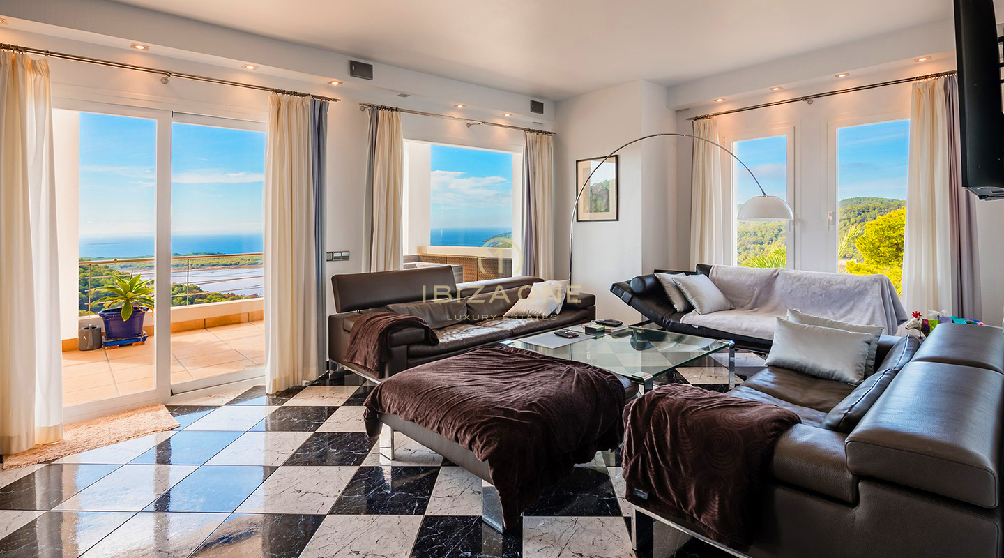 Gepflegte Villa mit Blick auf das Meer, Salinas und spektakuläre Sonnenuntergänge in Richtung Es Vedra zu verkaufen, Ibiza