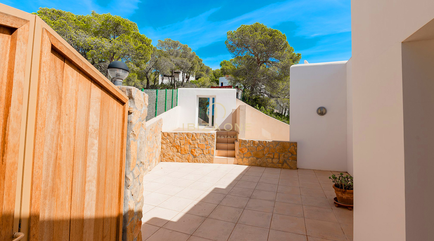 Gepflegte Villa mit Blick auf das Meer, Salinas und spektakuläre Sonnenuntergänge in Richtung Es Vedra zu verkaufen, Ibiza