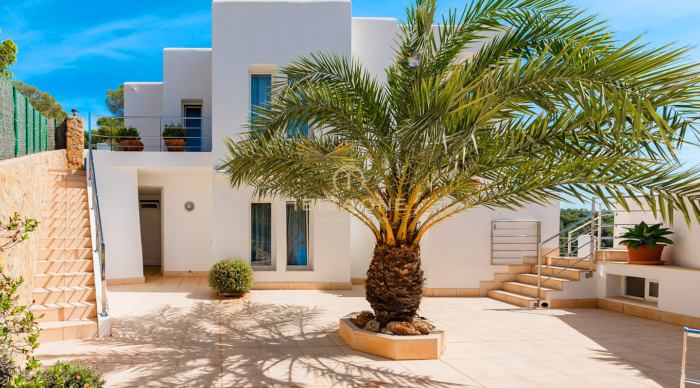 Gepflegte Villa mit Blick auf das Meer, Salinas und spektakuläre Sonnenuntergänge in Richtung Es Vedra zu verkaufen, Ibiza