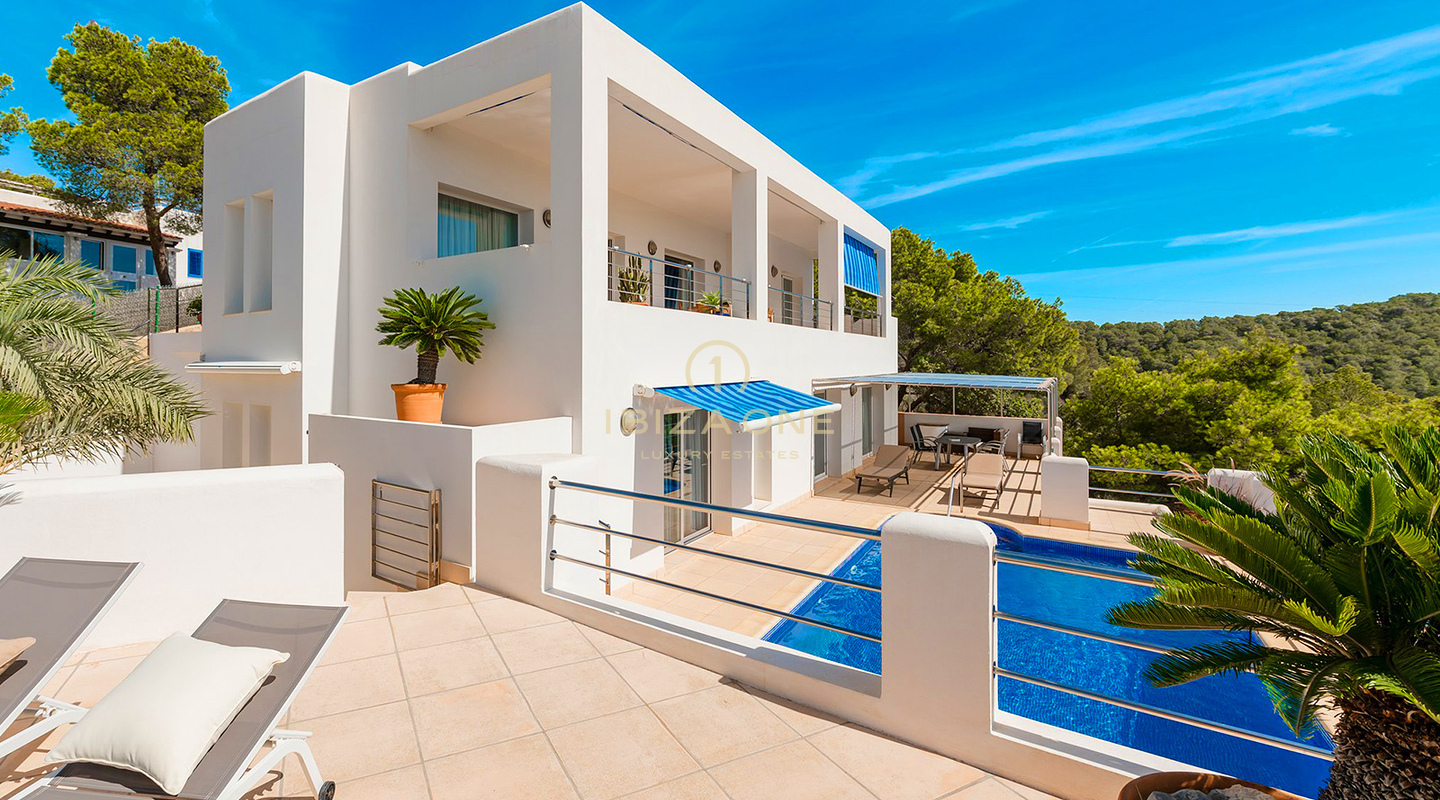 Goed onderhouden villa te koop met uitzicht op de zee, Salinas en spectaculaire zonsondergangen richting Es Vedra, Ibiza