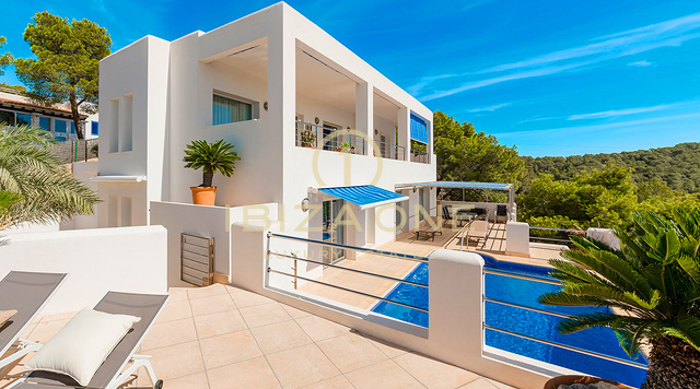 Gepflegte Villa mit Blick auf das Meer, Salinas und spektakuläre Sonnenuntergänge in Richtung Es Vedra zu verkaufen, Ibiza