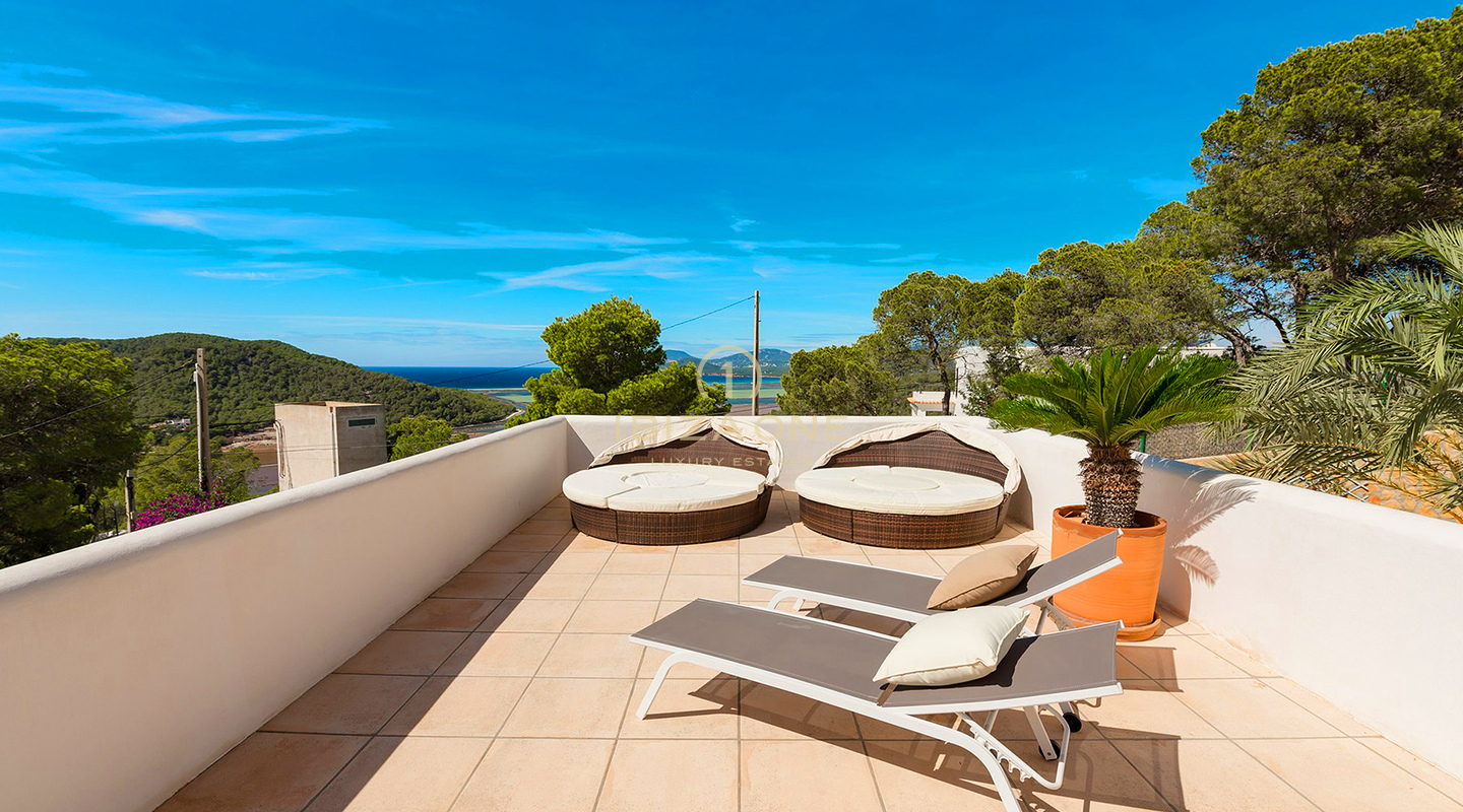 Gepflegte Villa mit Blick auf das Meer, Salinas und spektakuläre Sonnenuntergänge in Richtung Es Vedra zu verkaufen, Ibiza