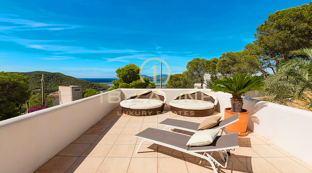 Gepflegte Villa mit Blick auf das Meer, Salinas und spektakuläre Sonnenuntergänge in Richtung Es Vedra zu verkaufen, Ibiza