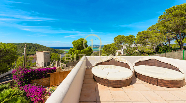 Gepflegte Villa mit Blick auf das Meer, Salinas und spektakuläre Sonnenuntergänge in Richtung Es Vedra zu verkaufen, Ibiza