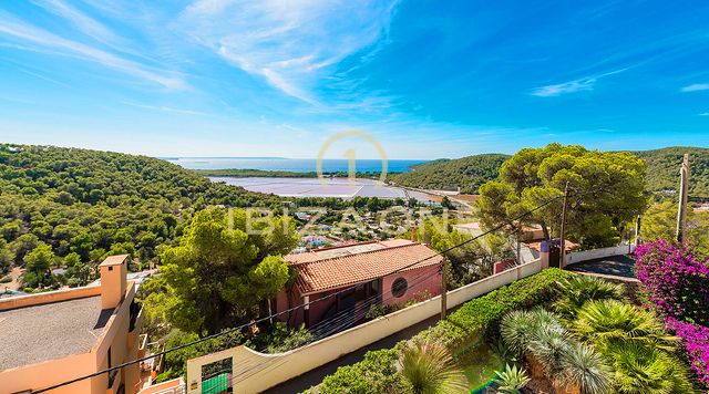 Gepflegte Villa mit Blick auf das Meer, Salinas und spektakuläre Sonnenuntergänge in Richtung Es Vedra zu verkaufen, Ibiza