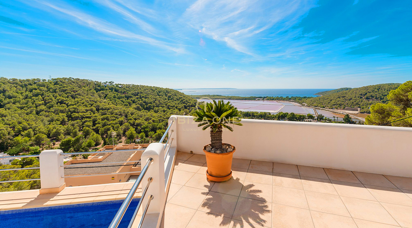 Gepflegte Villa mit Blick auf das Meer, Salinas und spektakuläre Sonnenuntergänge in Richtung Es Vedra zu verkaufen, Ibiza