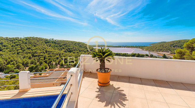 Gepflegte Villa mit Blick auf das Meer, Salinas und spektakuläre Sonnenuntergänge in Richtung Es Vedra zu verkaufen, Ibiza